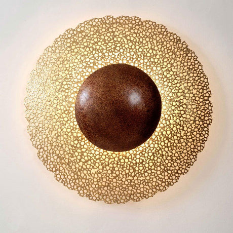 Applique a 2 luci Utopistico Circa in ferro oro-rame-marrone con design decorativo.