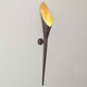 Wandleuchte Fiaccola Grande Eisen Braun-Schwarz-Gold an der Wand, elegantes Design mit goldener Spitze.