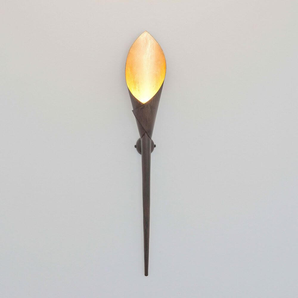 Wandleuchte Fiaccola Grande Eisen Braun-Schwarz-Gold an einer Wand montiert, modernes Design in elegantem Stil.