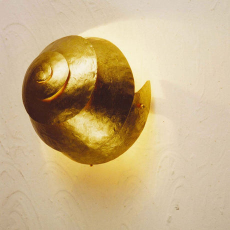Snail One Iron Gold væglampe i et stilfuldt, guldfarvet design, perfekt til moderne opholdsrum.