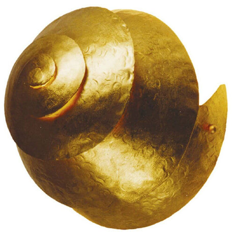 Væglampe Snail One Iron Gold i gylden snegleform til stilfuld vægdekoration.