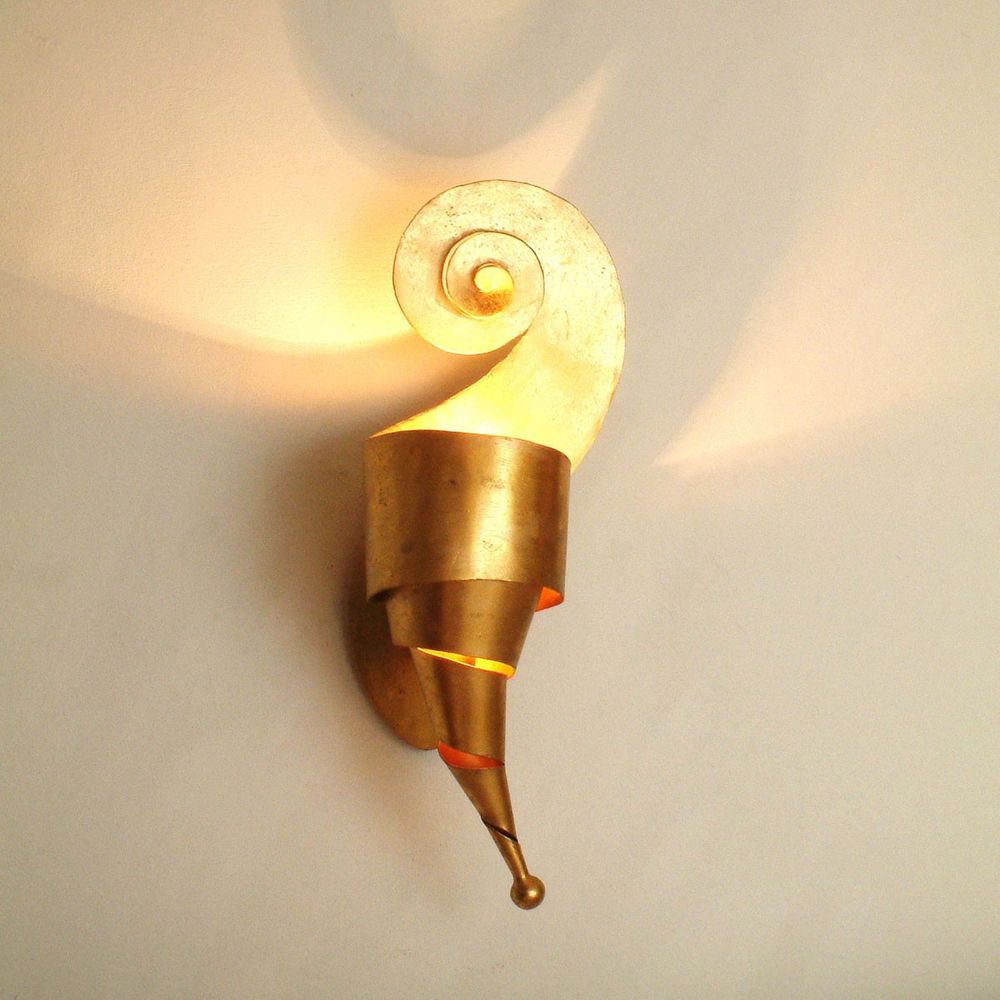 Wandleuchte Innovazione Rechts aus Eisen in Gold mit spiralförmigem Design und warmem Licht.