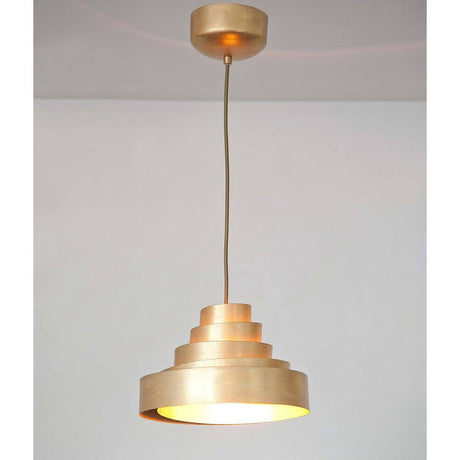 Lampa wisząca Comparsa żelazo złoto z eleganckim, złotym wzornictwem i stopniowanym kloszem.