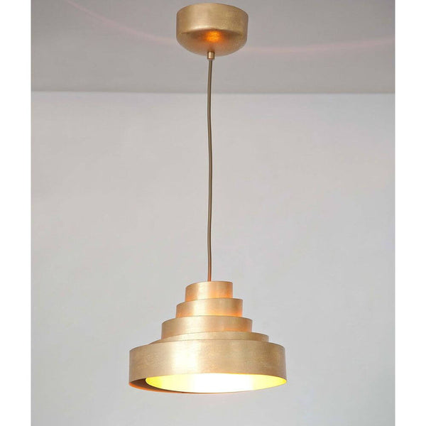 Lámpara colgante Comparsa Eisen Gold con un elegante diseño dorado y pantalla escalonada.