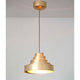 Pendelleuchte Comparsa Eisen Gold mit elegantem, goldfarbenem Design und gestuften Lampenschirm.