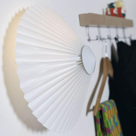 Trio 45 Deckenleuchte Weiß mit plissiertem Lampenschirm, stilvoll an der Wand montiert.