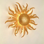 Wandleuchte Sonne Piccola Eisen Gold mit goldenen Strahlen. Dekorative Wandlampe für stilvolles Ambiente.