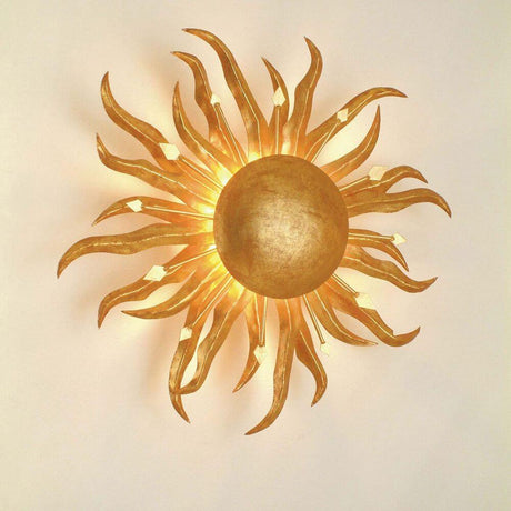 Aplique de pared Sonne Piccola de hierro dorado con rayos dorados. Lámpara de pared decorativa para un ambiente con estilo.
