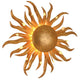 Wandleuchte Sonne Piccola Eisen Gold mit goldenem Sonnendesign und leuchtenden Strahlen im Hintergrund.