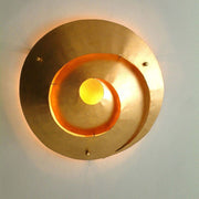 Plafoniera a 3 luci Snail One in ferro oro con un elegante design sinuoso in color oro.