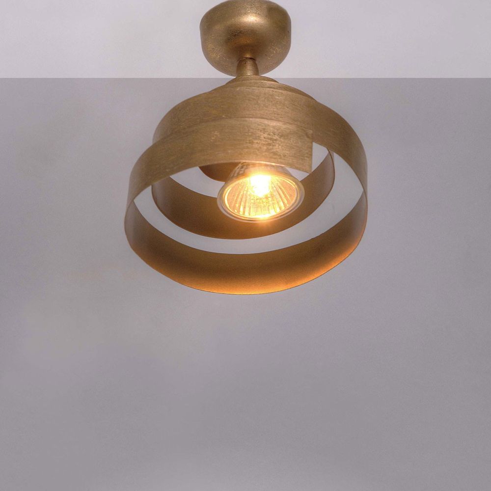 Deckenstrahler Banderola aus Eisen in Gold mit modernem Design und gemütlicher Beleuchtung.