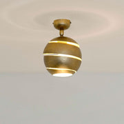 Suopare Iron Gold loftslampe i en rund form med blødt lys og stilrent design.