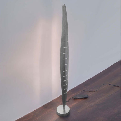 Lampadaire à 6 lampes Daniele en fer argent-noir-brun au design moderne sur une table en bois.