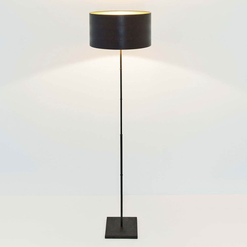 Stehleuchte Bambus Eisen Braun-Schwarz mit schwarzem Lampenschirm und modernem Design für Ihr Zuhause.