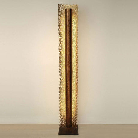 Candeeiro de pé Utopistico em ferro dourado-cobre-acastanhado com design moderno e luz quente.