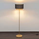 Golvlampa Mattia Oval Järn Guld-Svart med elegant design på mörk botten.