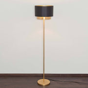 Stehleuchte Mattia Rund Eisen Gold-Schwarz im minimalistischen Design mit schwarzem Lampenschirm und goldener Stange.