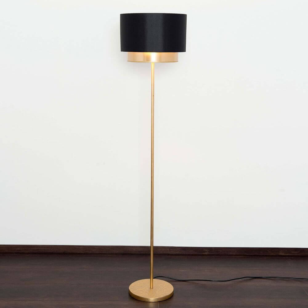 Stehleuchte Mattia Rund Eisen Gold-Schwarz mit schwarzem Lampenschirm und goldenem Fuß.