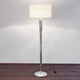 Stehleuchte Innovazione Eisen Silber mit modernem Design und einem eleganten Lampenschirm in weiß.
