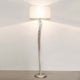 Stehleuchte Lino Eisen Silber- Weiß mit elegantem Design und weißem Lampenschirm, ideal für modernes Wohnen.