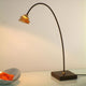 Tischleuchte Snail Two Eisen Braun-Schwarz-Gold mit geschwungener Lampe und Holzsockel