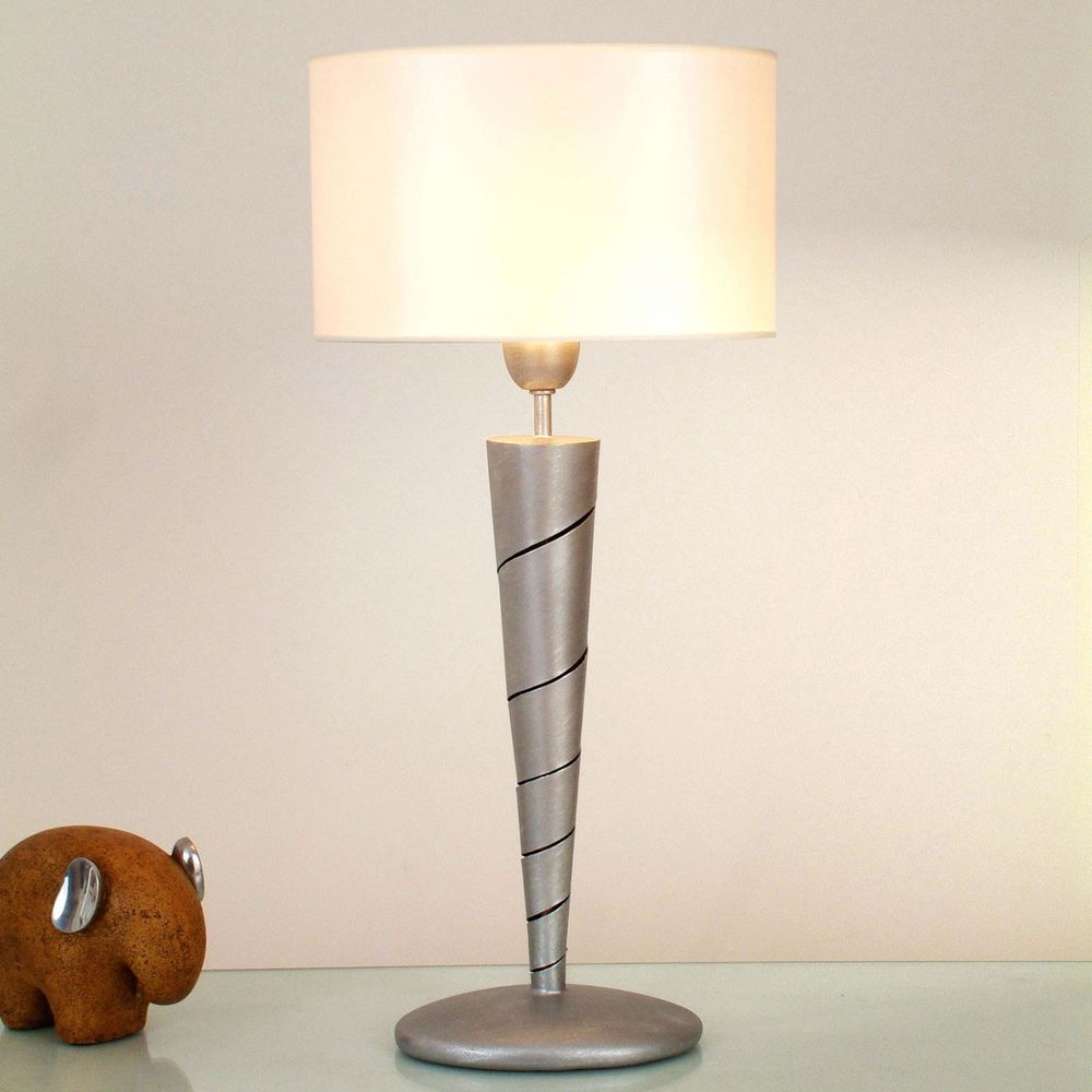 Tischleuchte Innovazione aus silbernem Eisen mit modernem Design und hellem Lampenschirm.