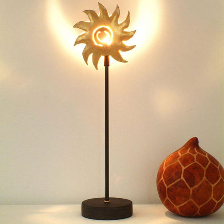 Lampada da tavolo Piccola Sole in ferro marrone-nero-oro con elegante design a sole e base raffinata.