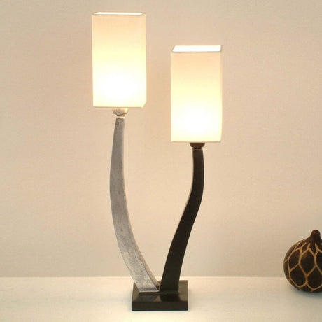 Lampada da tavolo a 2 luci Quadrangolare ferro argento-nero con design moderno ed elegante illuminazione.
