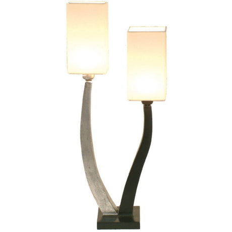Lampada da tavolo a 2 luci Quadrangolare ferro argento-nero con due moderni paralumi dal design elegante.
