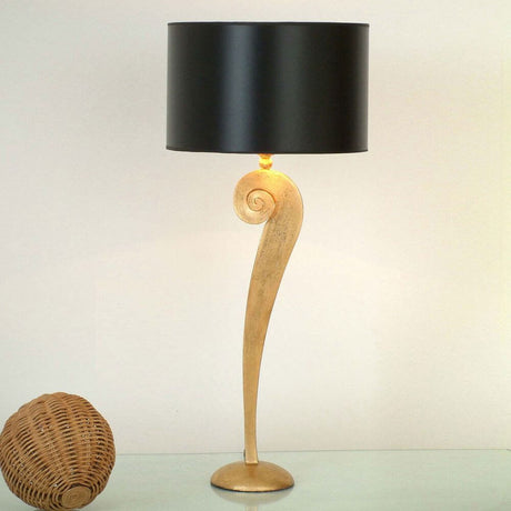Lampe de table Lino en fer doré avec abat-jour noir et base élégante en spirale.
