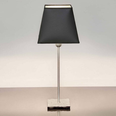 Candeeiro de mesa Mattia quadrado em ferro prateado-preto com abajur preto e base prateada.