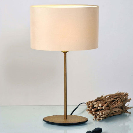 Tafellamp Mattia Oval ijzer goud-ecru met ecrukleurige lampenkap en gouden frame.