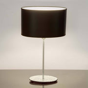 Lampada da tavolo Mattia Oval ferro argento-nero su un tavolo, design moderno con paralume nero.
