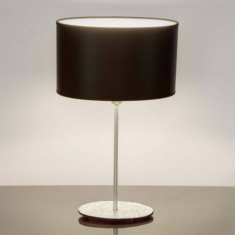 Lampada da tavolo Mattia Oval ferro argento-nero su un tavolo, design moderno con paralume nero.