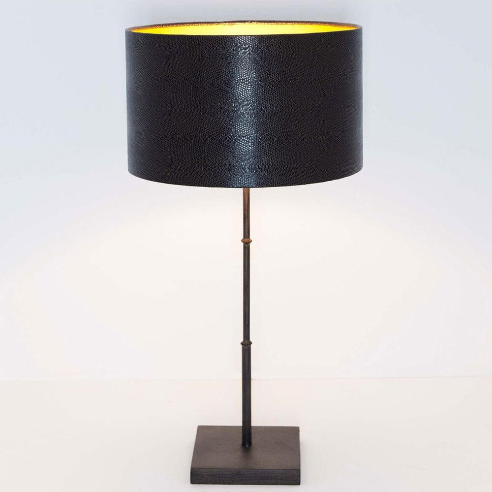 Tischleuchte Bambus Eisen Braun-Schwarz mit schwarzem Lampenschirm und elegantem Design.