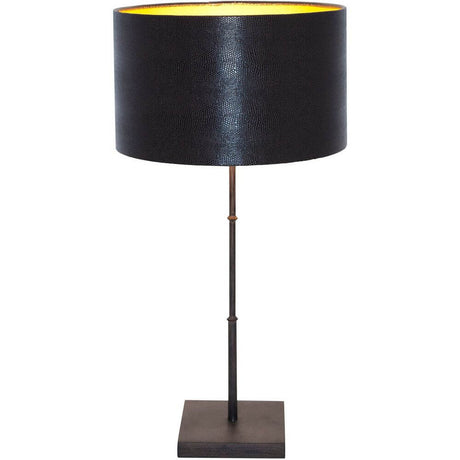 Candeeiro de mesa em bambu e ferro castanho-preto com abajur preto e base simples em ferro.