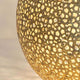 Detailansicht der Tischleuchte Lily Grande Eisen Gold mit strahlendem Licht.