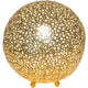 Tischleuchte Lily Piccolo Eisen Gold mit filigranem goldenen Lampenschirm und warmem Licht.
