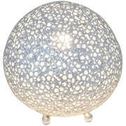 Lámpara de mesa Lily Piccolo de hierro plateado con un diseño decorativo calado y luz cálida.