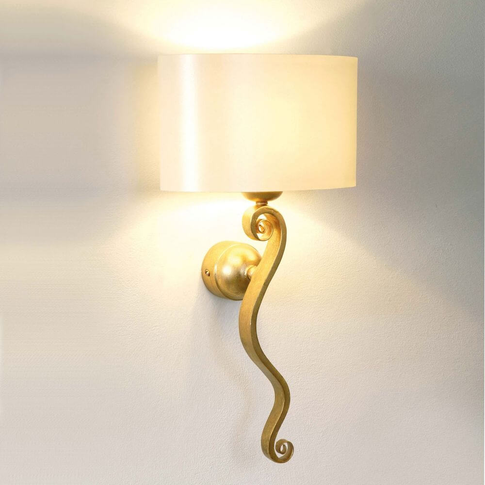 Wandleuchte Trofeo Eisen Gold mit elegantem, geschwungenem Design in Goldfarbe.