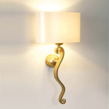 Wandleuchte Trofeo Eisen Gold mit ovalem écru Schirm, elegante Wandlampe aus Eisen für Wohnbereiche