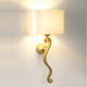 Wandleuchte Trofeo Eisen Gold mit elegantem, geschwungenem Design in Goldfarbe.