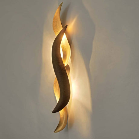 Applique murale à 4 lumières Corallo en fer brun-noir-or sur un mur, éclairage moderne au design élégant.