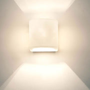 Applique murale Punto fer doré, élégante applique murale au design moderne avec une lumière douce.