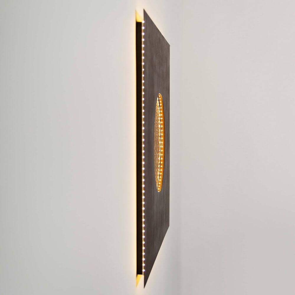 Wandleuchte Luna Quadrat Gross Eisen Braun-Schwarz-Gold an der Wand mit warmem Licht