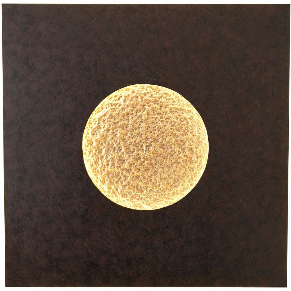Wandleuchte Luna Quadrat Gross Eisen Braun-Schwarz-Gold mit runder, goldener Lichtquelle auf dunklem Hintergrund.