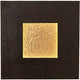 Wandleuchte Eclipse Gross Eisen Braun-Schwarz-Gold mit goldener Lichtaussparung auf dunklem Hintergrund.