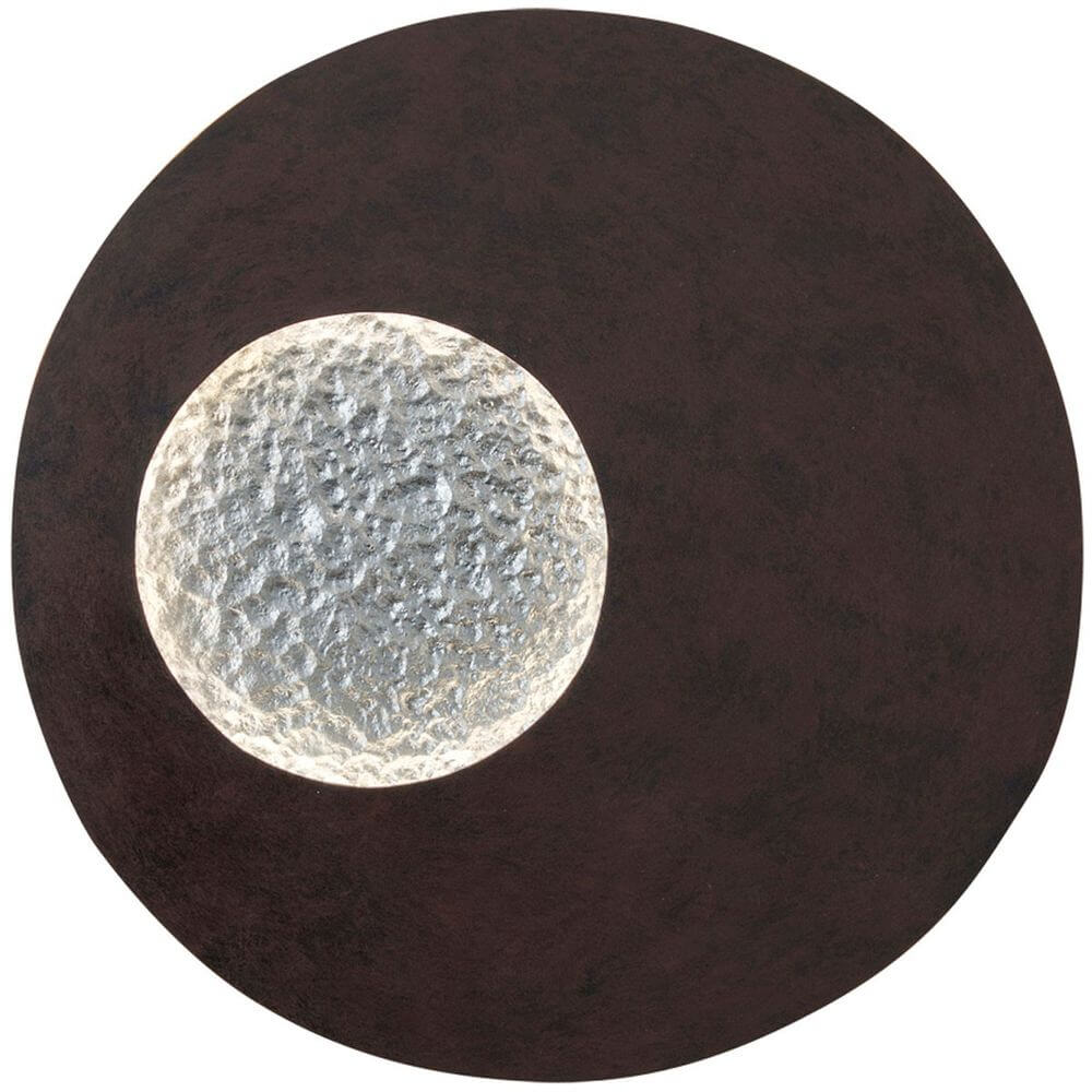 Wandleuchte Luna Rund Klein Eisen Braun-Schwarz-Silber mit rundem Lichtdesign auf braunem Hintergrund.