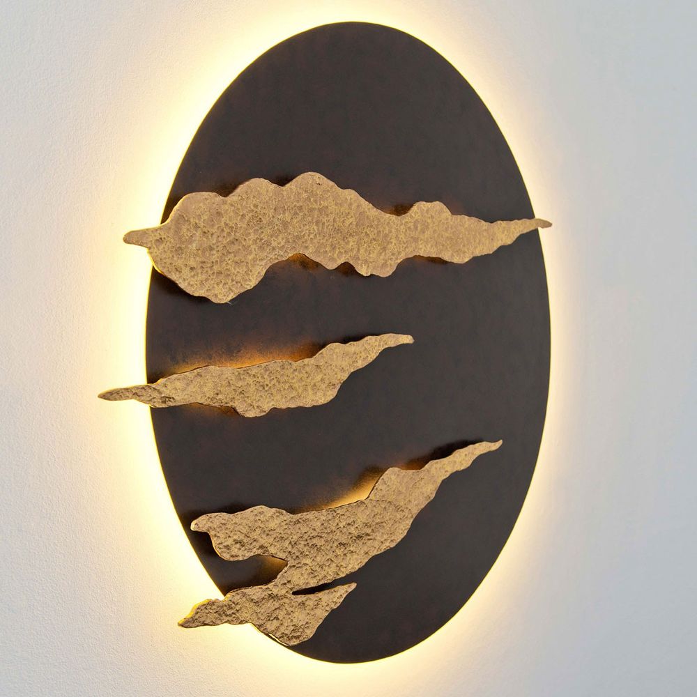 Elegante Wandleuchte Firmamento aus Eisen in Braun-Schwarz-Gold mit modernem Design und indirekter Beleuchtung.