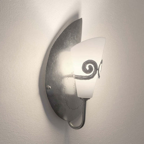 Aplique Doppione Esquerda Ferro-vidro Prateado numa parede, design moderno com elementos curvos.